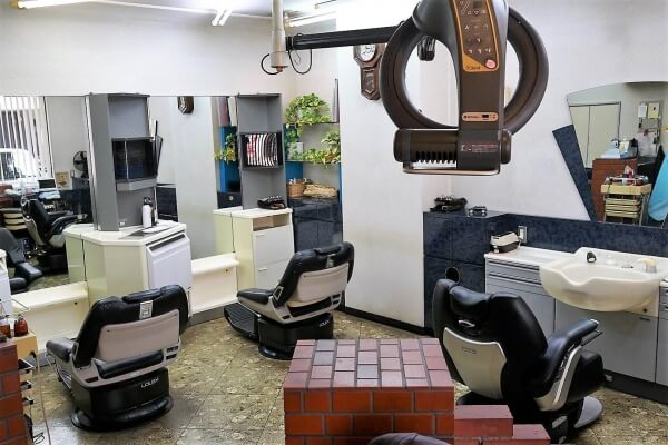 Picture of inside of salon1058